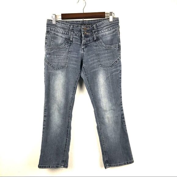 l.e.i Juniors Ashley Low-rise Regular Capri Jeans - Picture 1 of 8